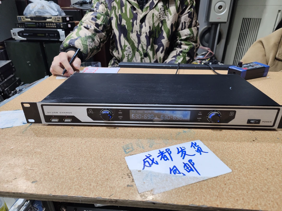 9新  二手 43 无线话筒主机一个，没话筒，随机发货（坏的，需要维修）