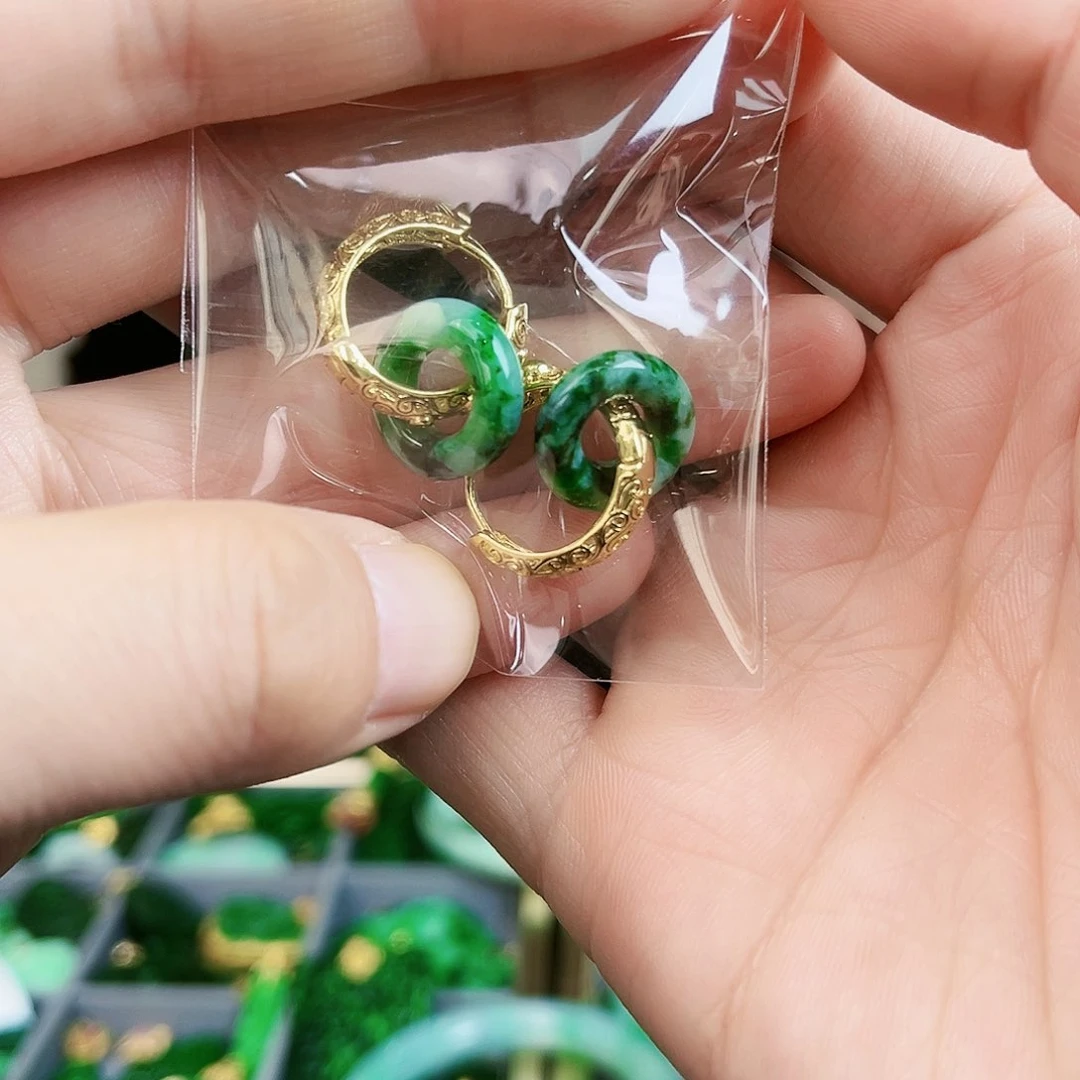 翡翠颈饰未镶嵌耳饰