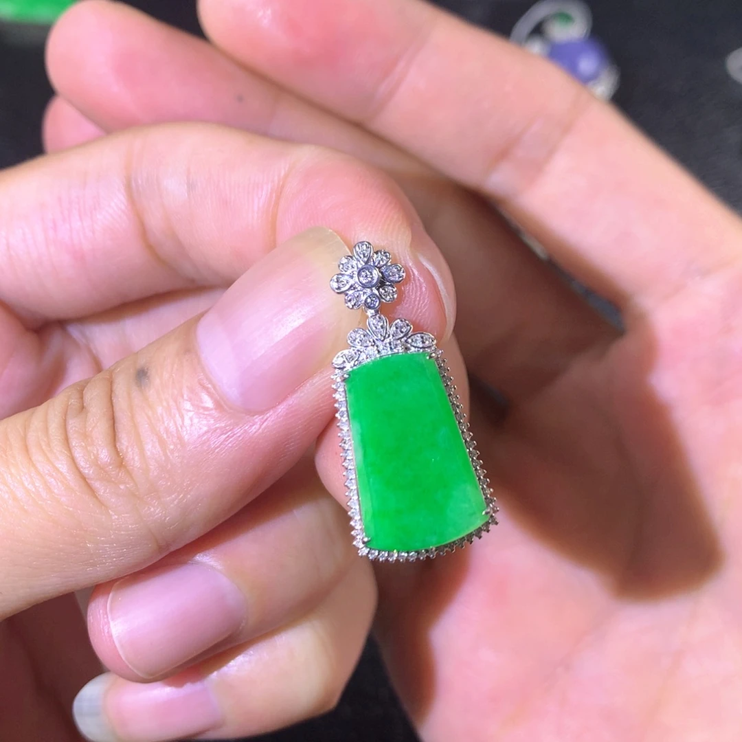 翡翠18K金镶嵌颈饰翡翠