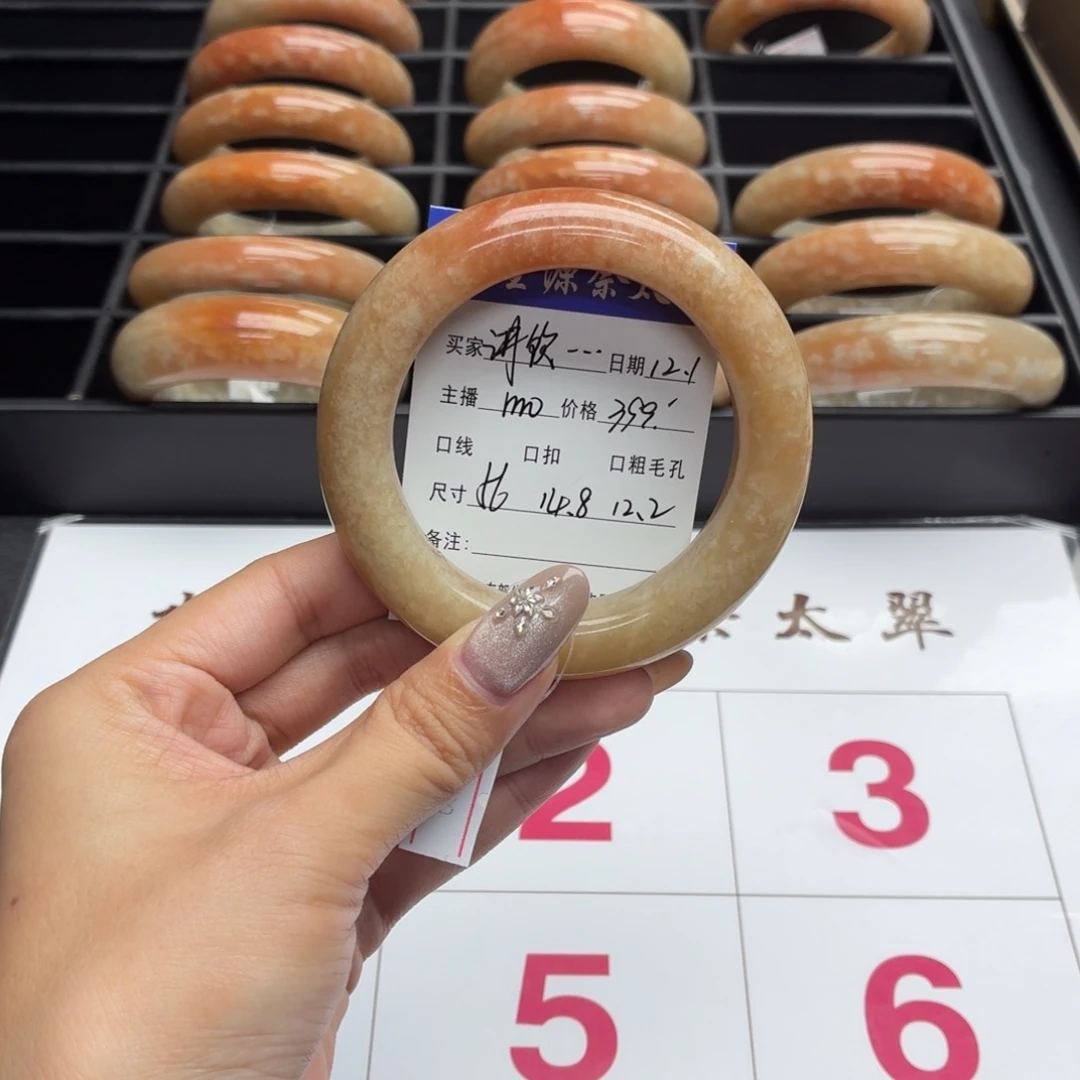 讲***食石英岩玉未镶嵌手镯