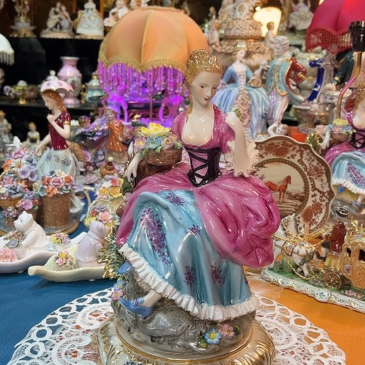 陶瓷赏花贵妇的天花板 33×24厘米左右 老货库存带底款