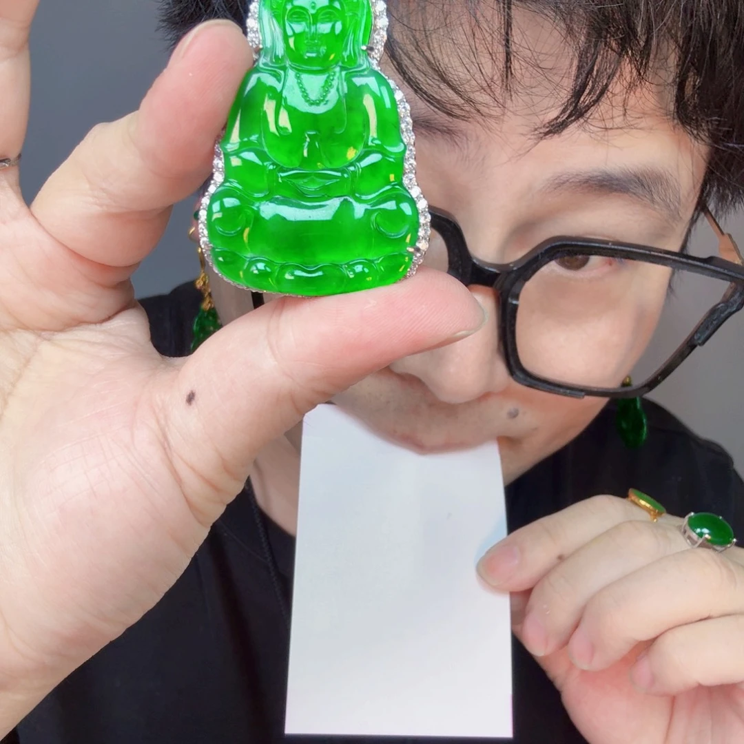 翡翠未镶嵌颈饰一件