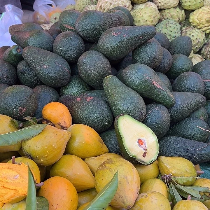 中国大陆鸡蛋果2斤牛油果3斤