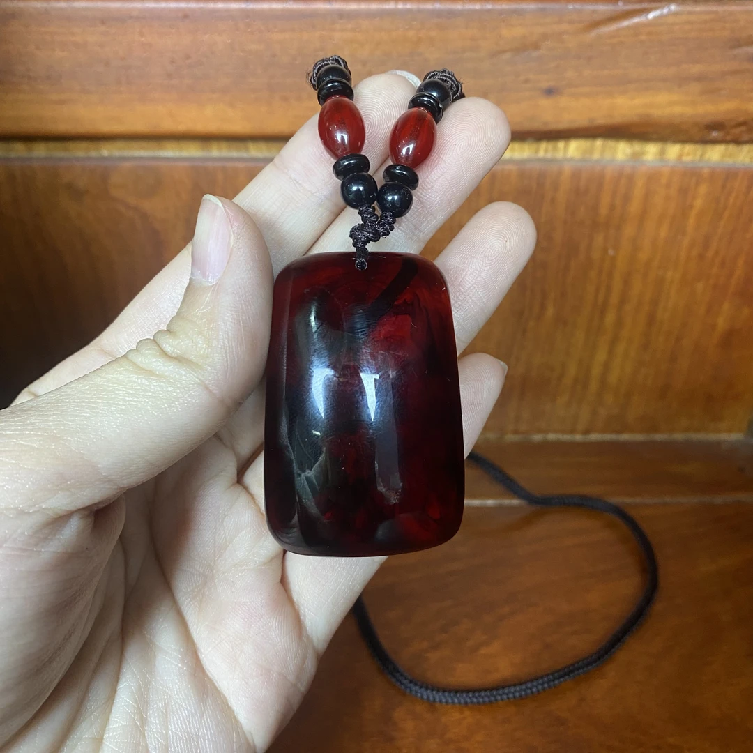  未镶嵌血珀吊坠