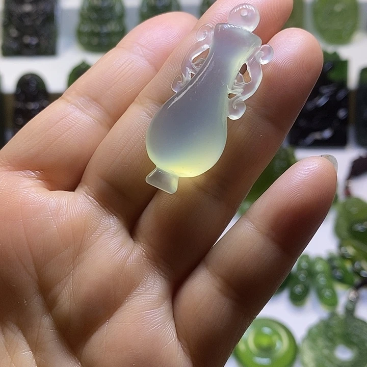 蛇纹石玉未镶嵌颈饰