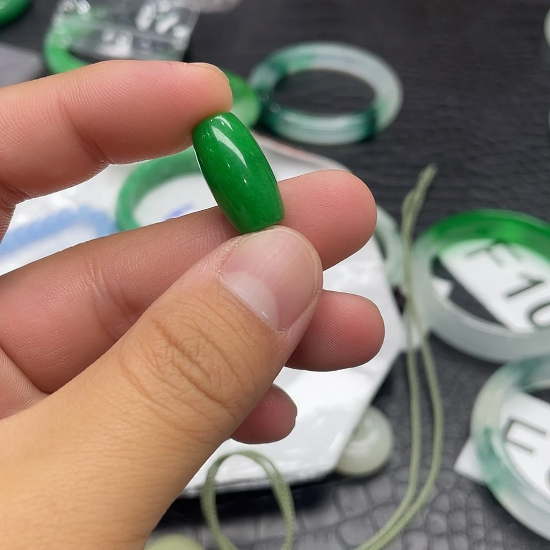 翡翠手镯未镶嵌吊坠