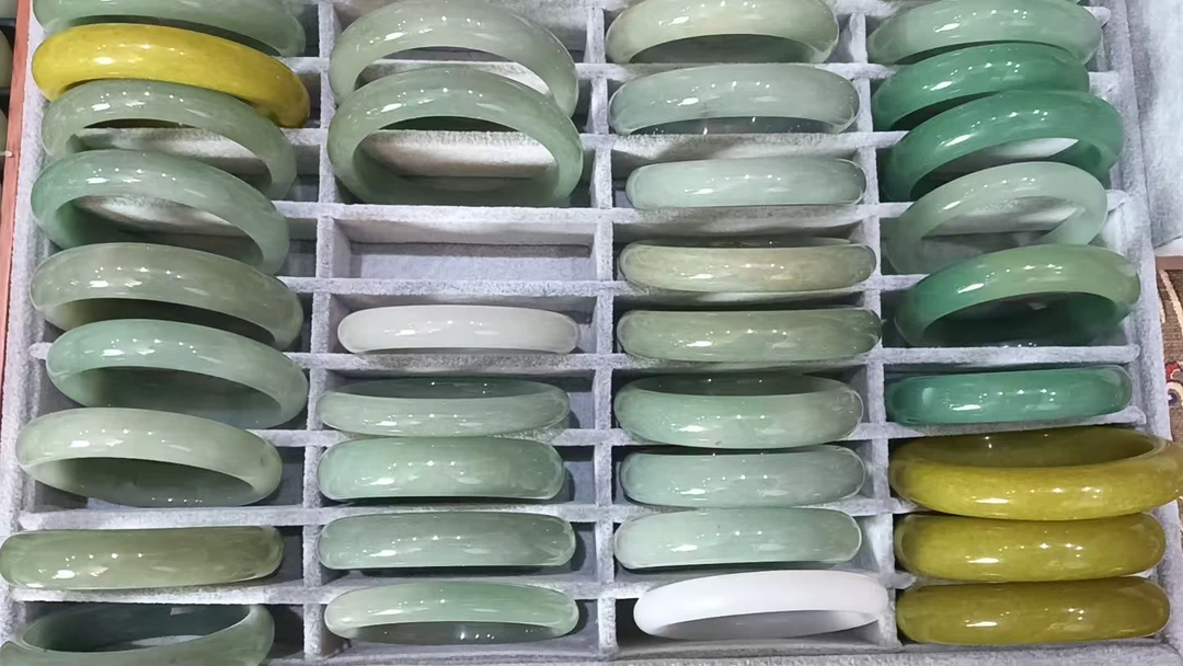 天然东陵玉手镯多样性发货，拍一发一