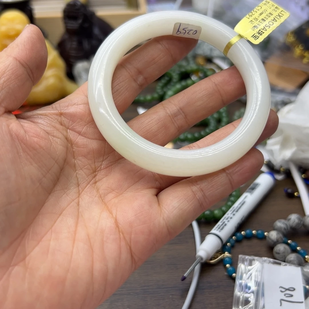 和田玉未镶嵌手镯61圈围134瑕