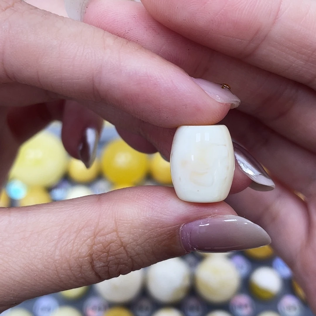 琥珀未镶嵌裸石11.2*13mm瑕 223