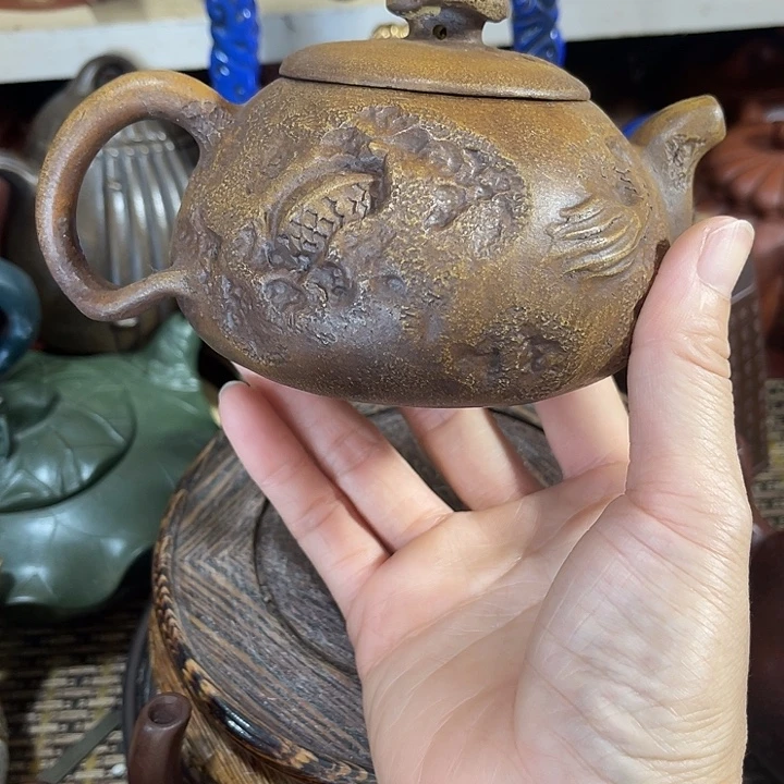 茶壶紫砂原矿泥料手工制作的一把紫砂壶。