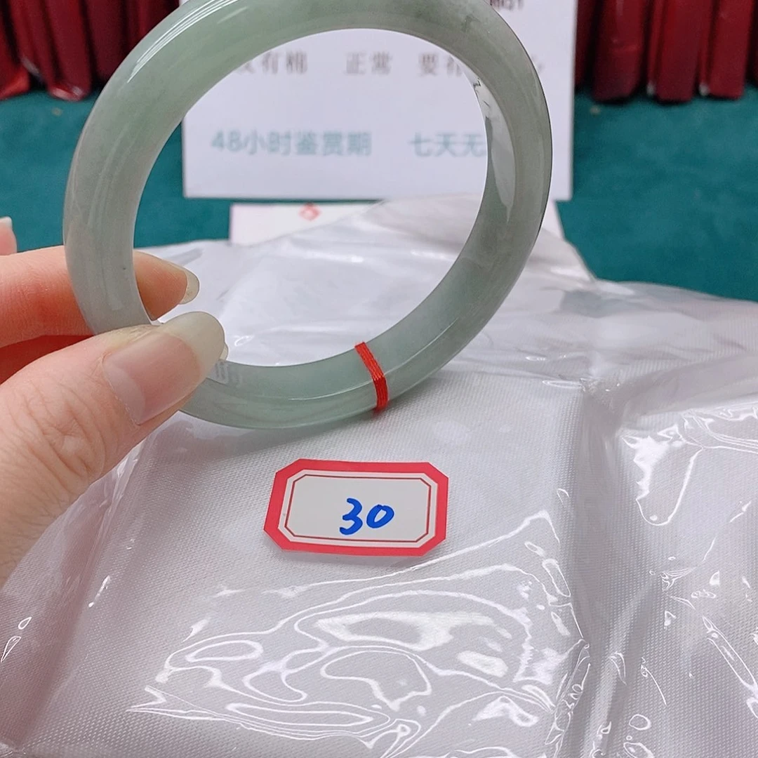 翡翠手镯未镶嵌?**?300000000