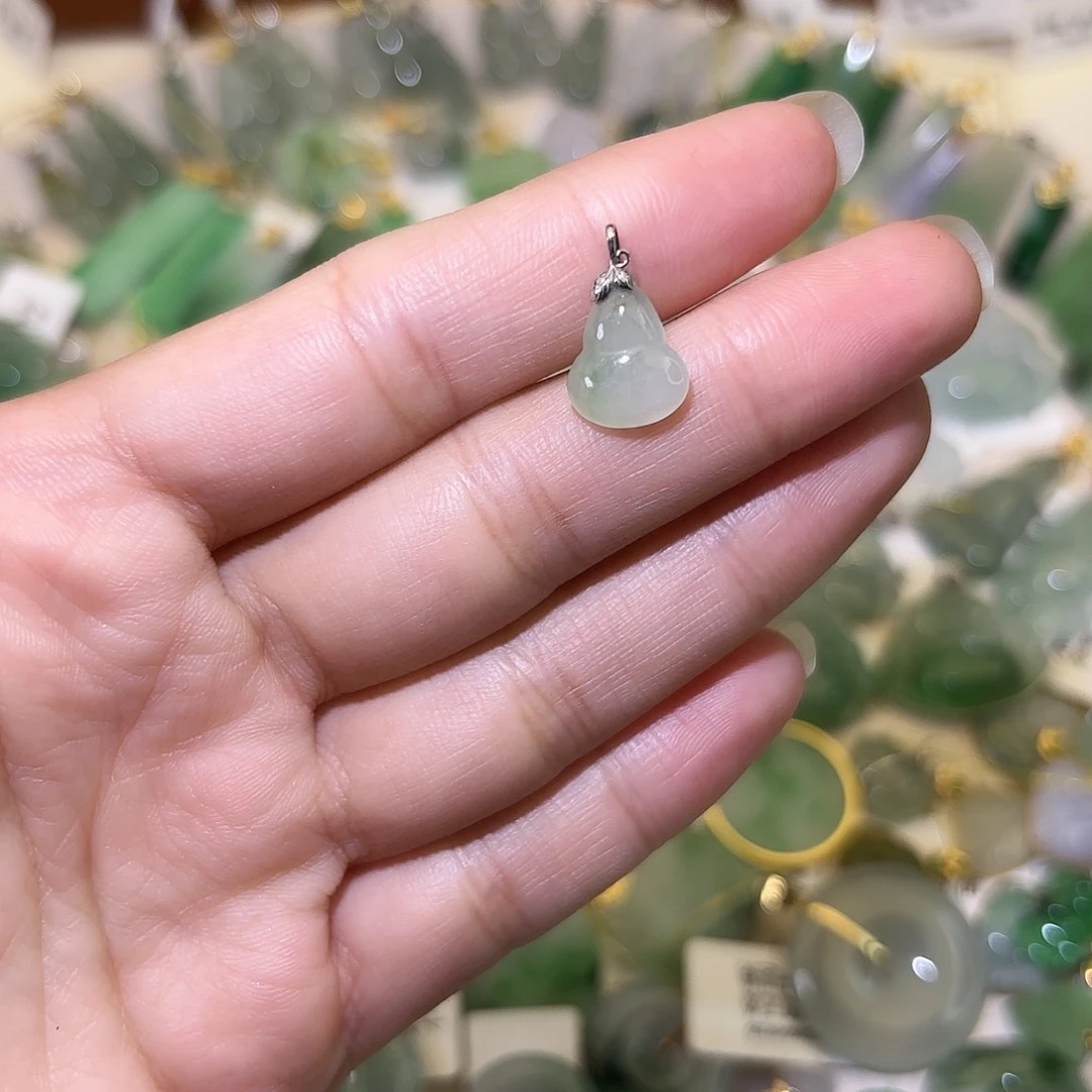 翡翠18K金镶嵌颈饰葫芦