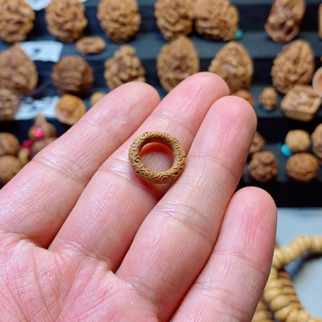 隐***者云纹跑环桃核雕刻