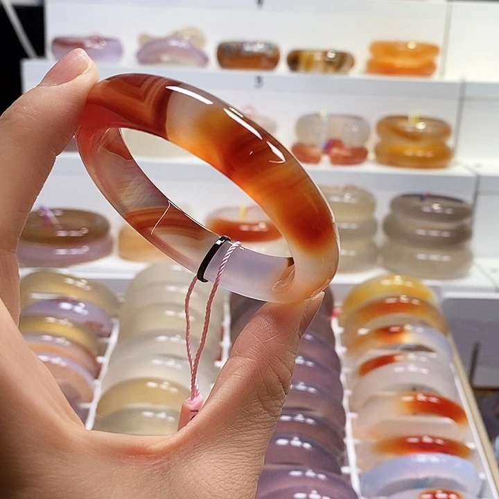 玛瑙/玉髓未镶嵌手镯天然俏色