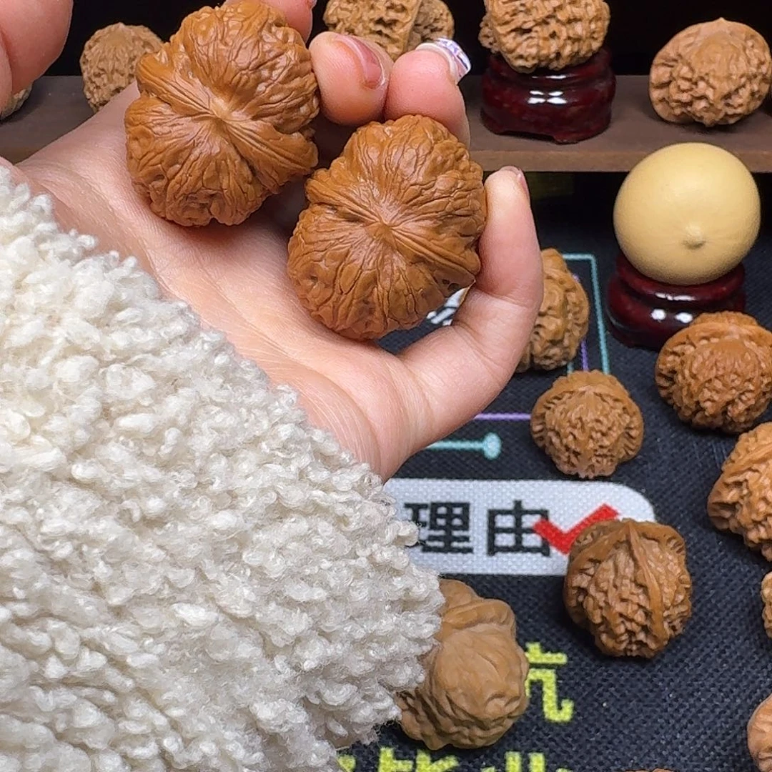 文玩核桃吊坠38 元宝