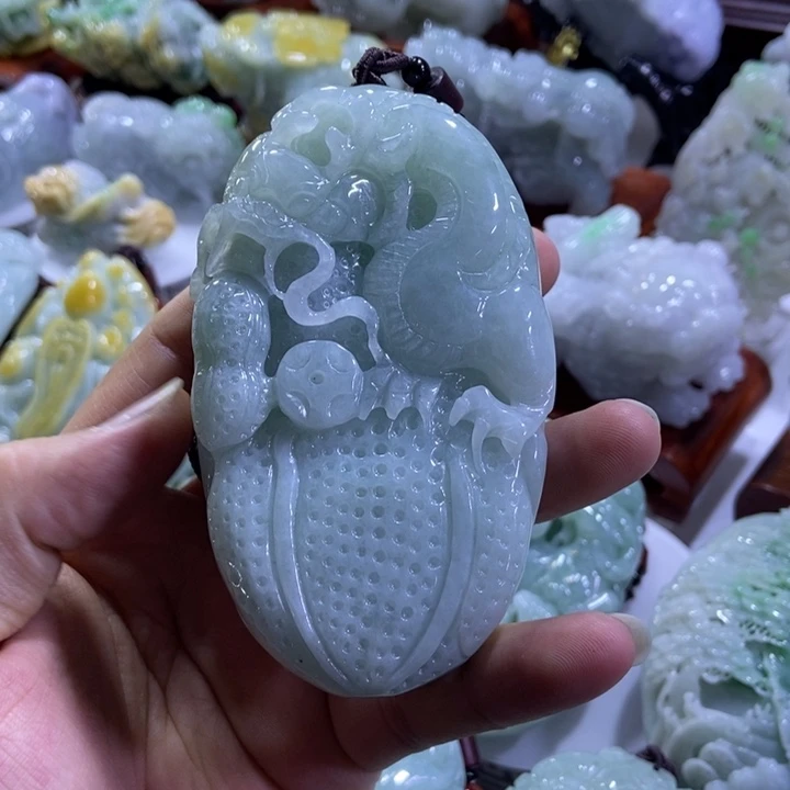 翡翠未镶嵌把件生意兴隆