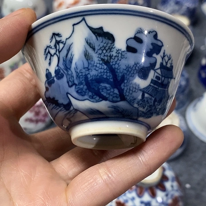 無***為青花杯子，青花杯子