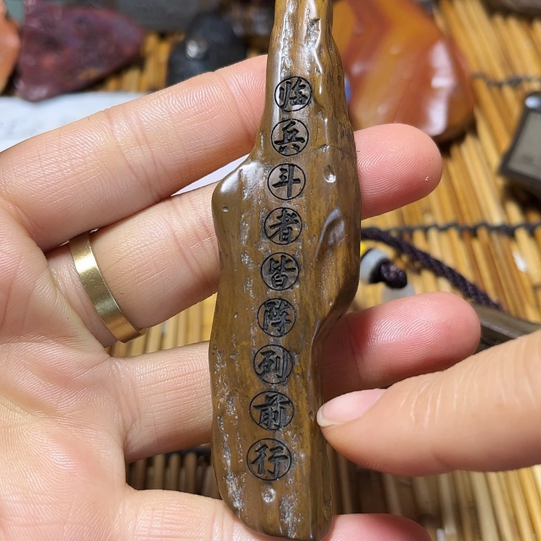 新疆原石雕刻手把件