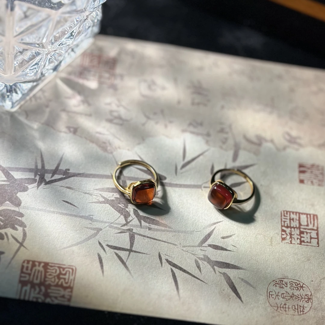小婵-血珀方形气质轻奢复古小众精致银戒（多样性发一）