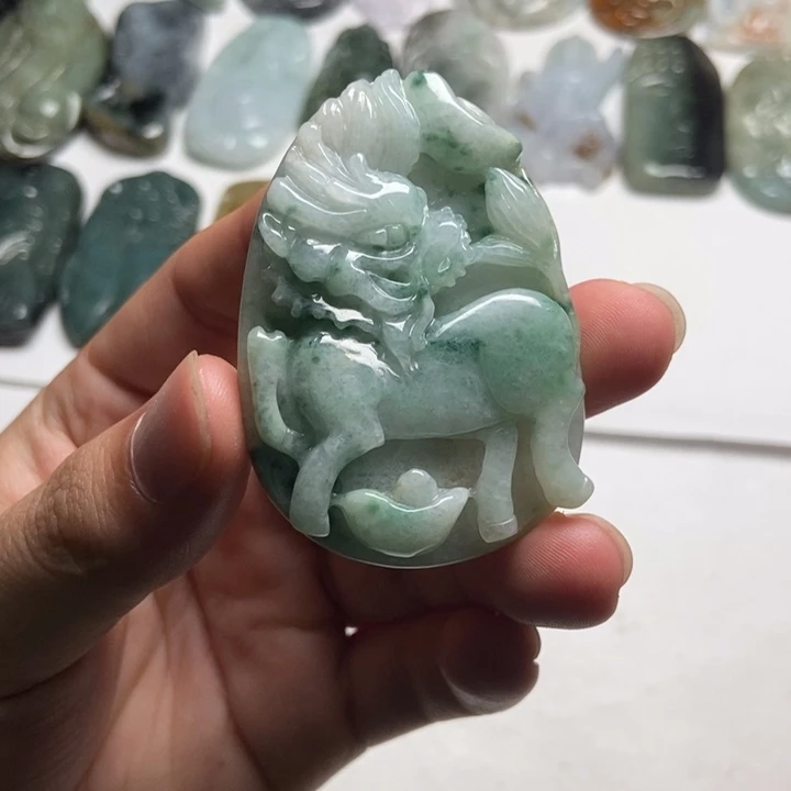 翡翠未镶嵌颈饰麒麟25