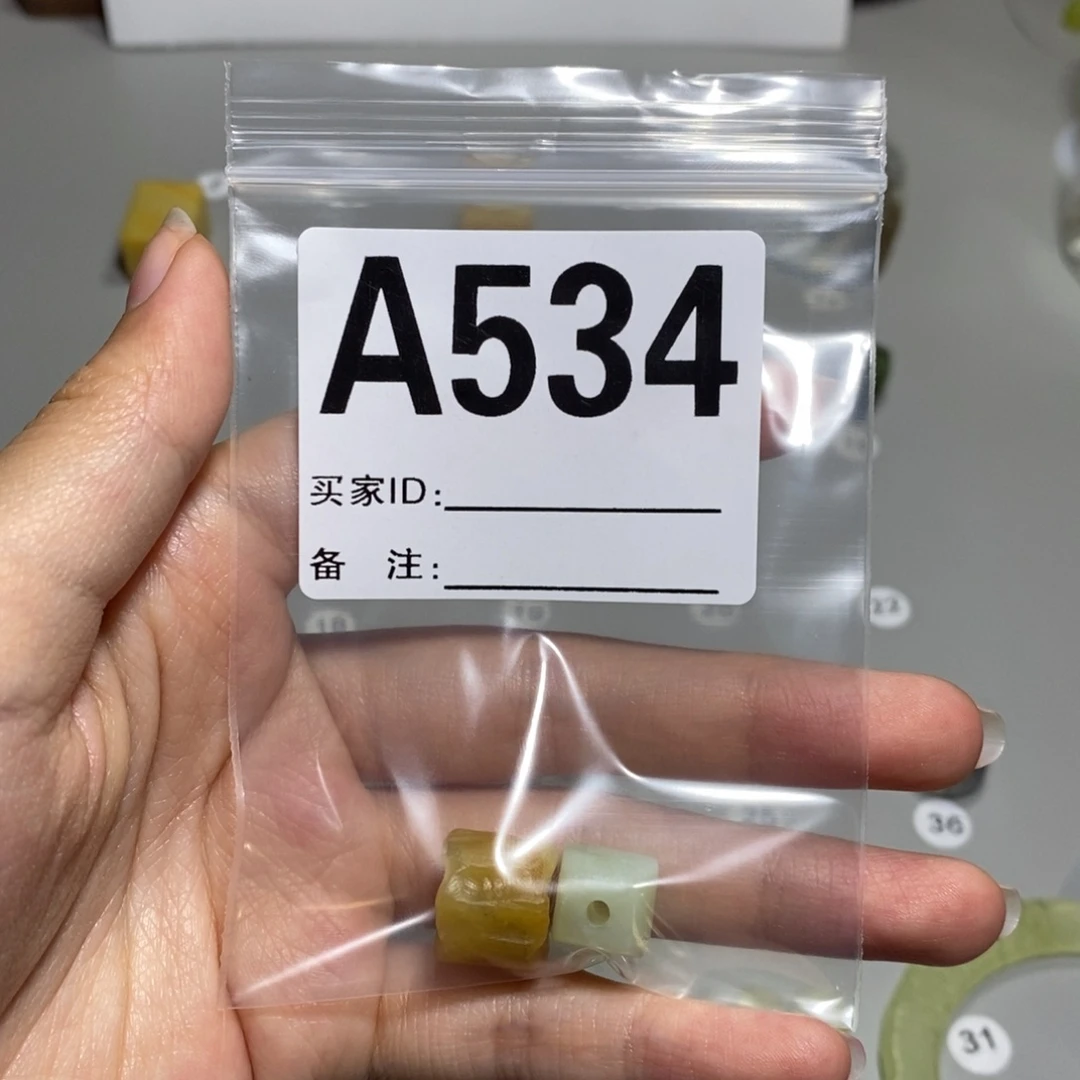 蛇纹石玉未镶嵌颈饰一***间