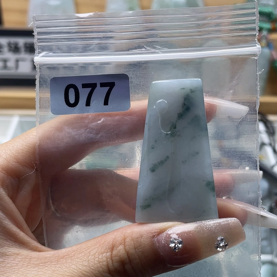 翡翠未镶嵌颈饰多****歌翡翠