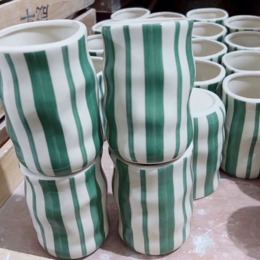 有孔，陶瓷花盆满10米包邮发货。