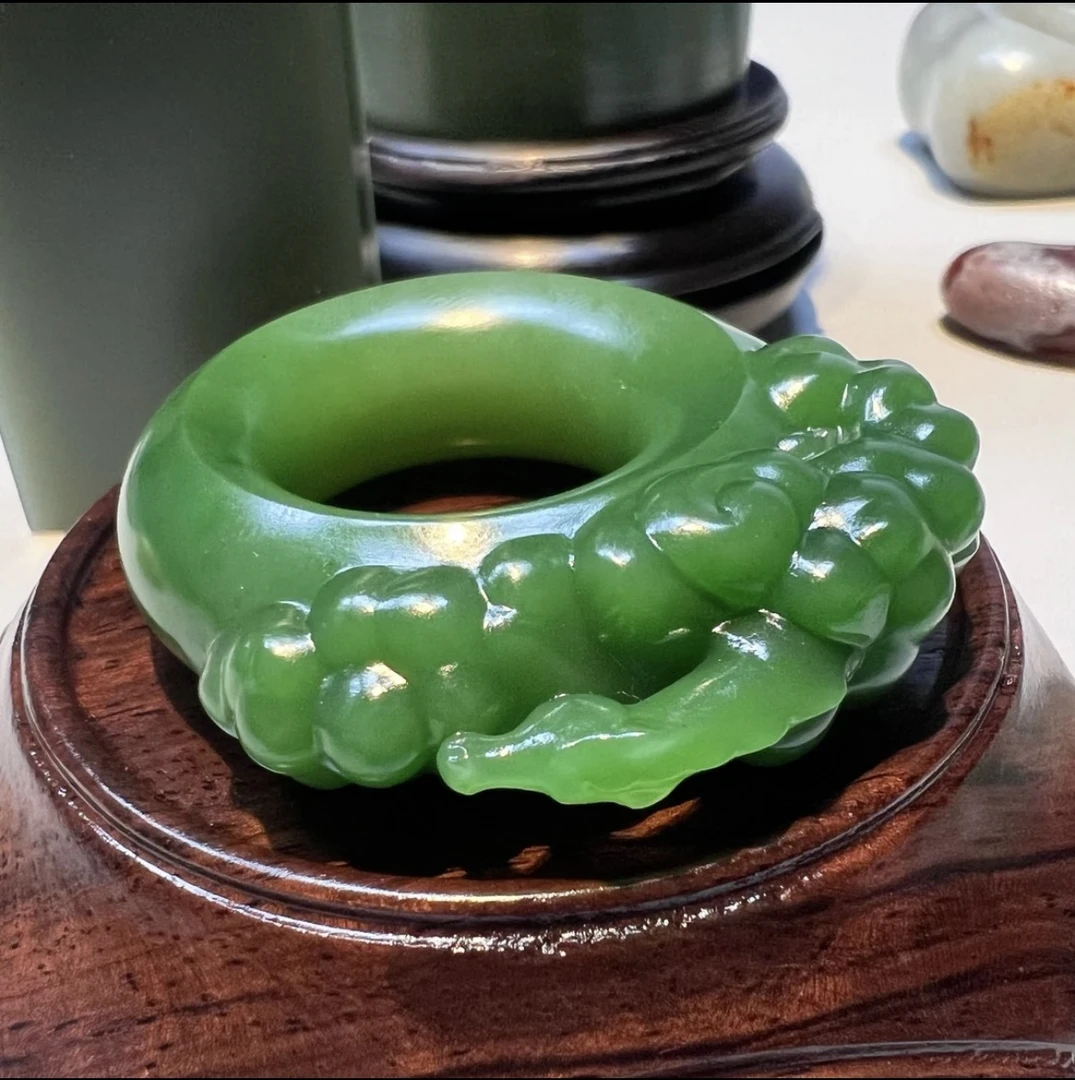 现货款——喜欢可咨询 和田玉碧玉饮水思源主题扳指菠菜绿浓郁醇厚