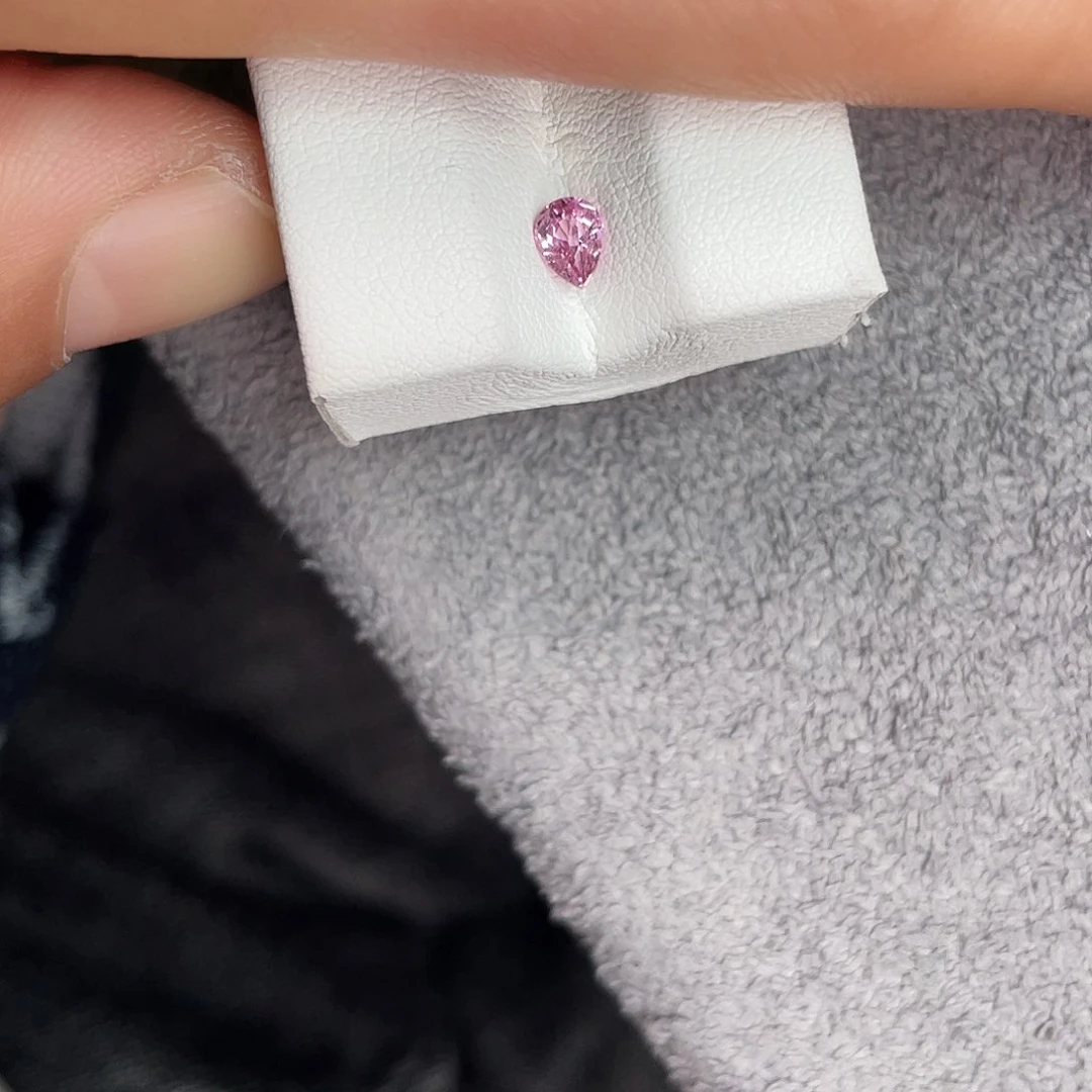 尖晶石裸石未镶嵌瞅*0.45Ct。