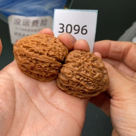 文玩核桃把件音**瑕疵南疆石3096