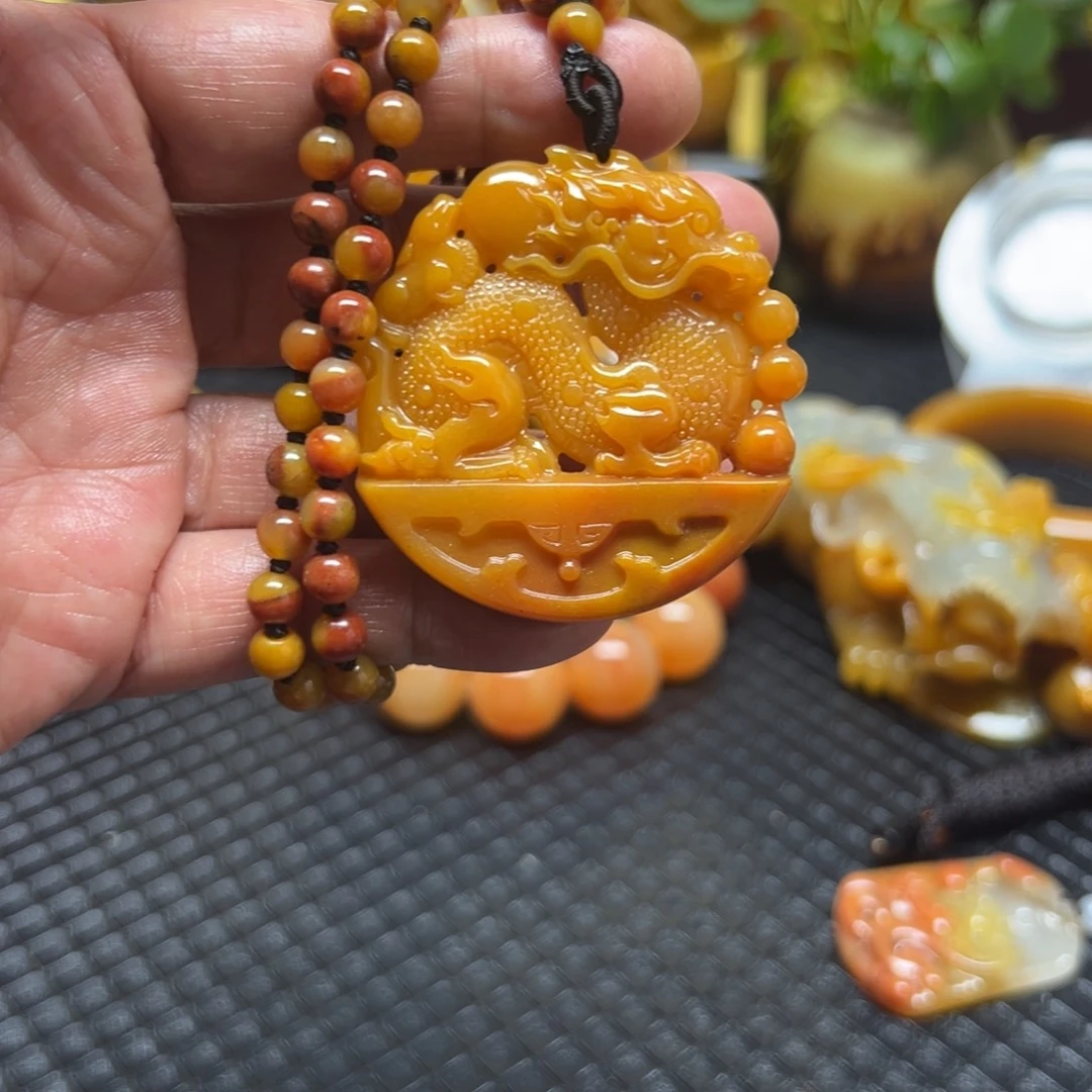 朱***芬石英质玉未镶嵌颈饰