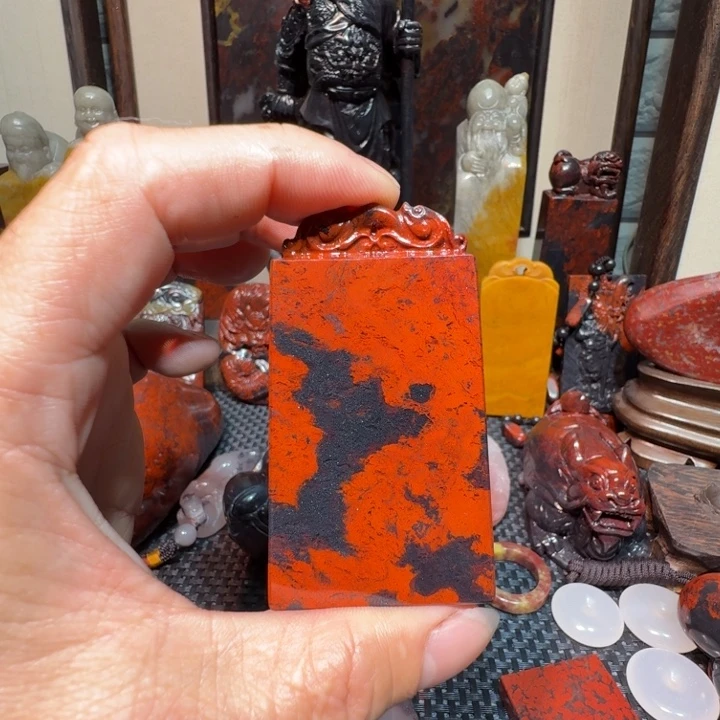 大***歌石材桂林鸡血玉挂件