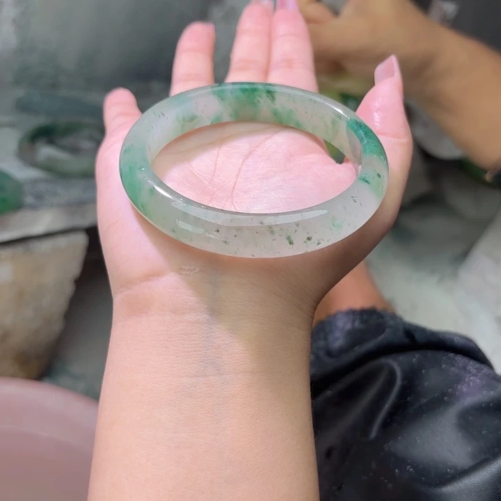不***去未镶嵌手镯石英质玉（非洲翠）定制