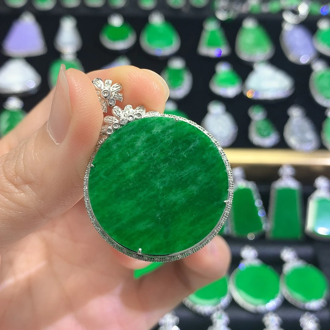 颈饰18K金镶嵌翡翠吊坠