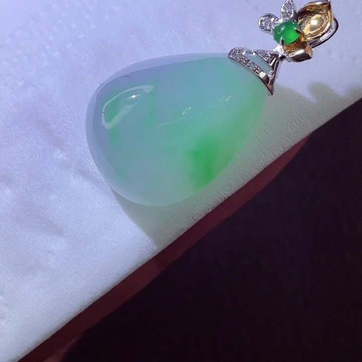 翡翠18K金镶嵌颈饰翡翠