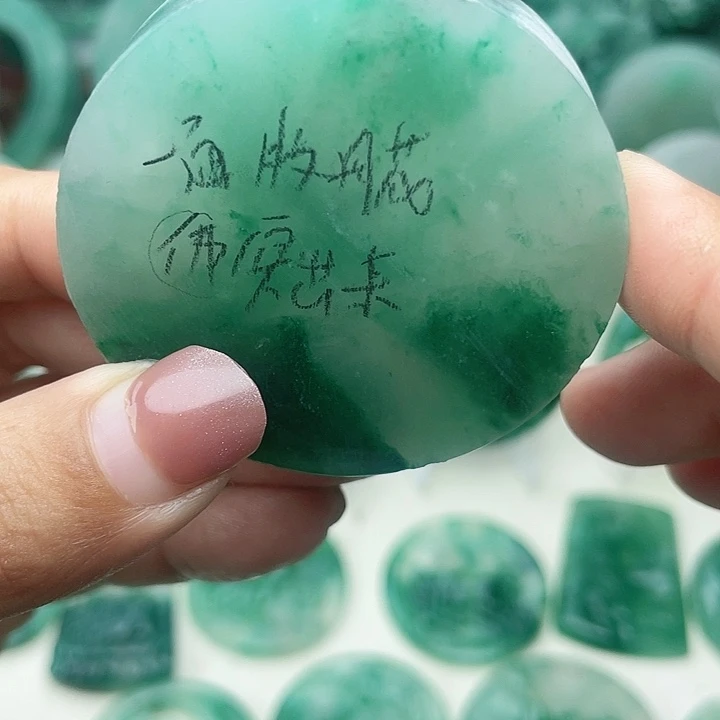 未镶嵌定制石英质玉（非洲翠）大**悲