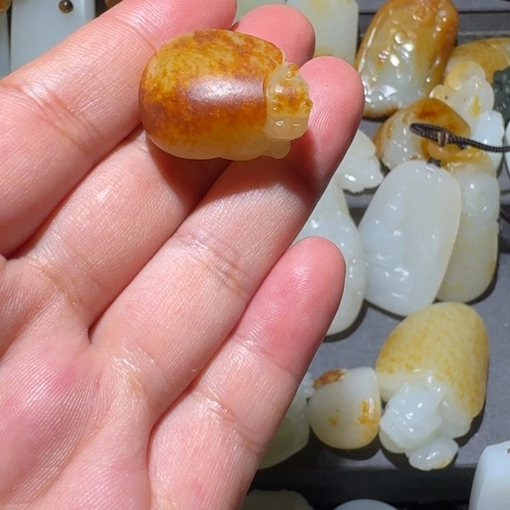 颈饰未镶嵌和田玉（糖玉）
