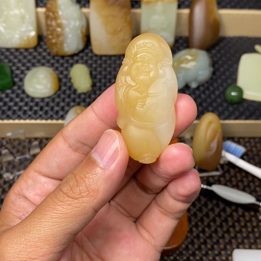 孙***森颈饰未镶嵌和田玉