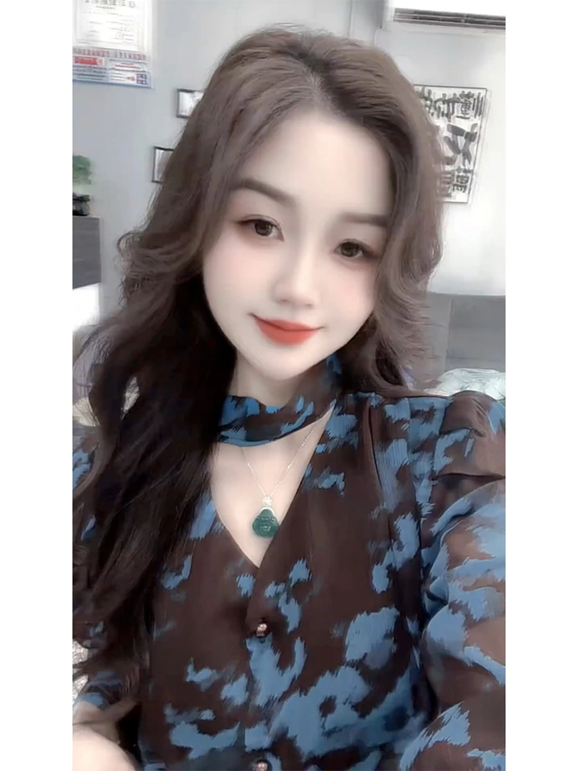 高级感轻熟气质飘带V领印花上衣女2025秋季新款时髦洋气漂亮衬衫