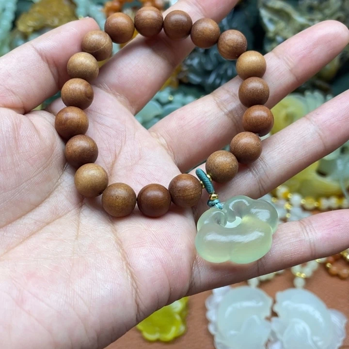 蛇纹石玉未镶嵌吊坠