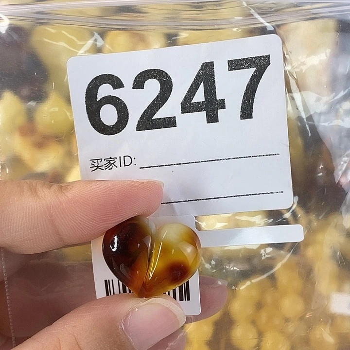 蜜蜡未镶嵌珠宝奇石