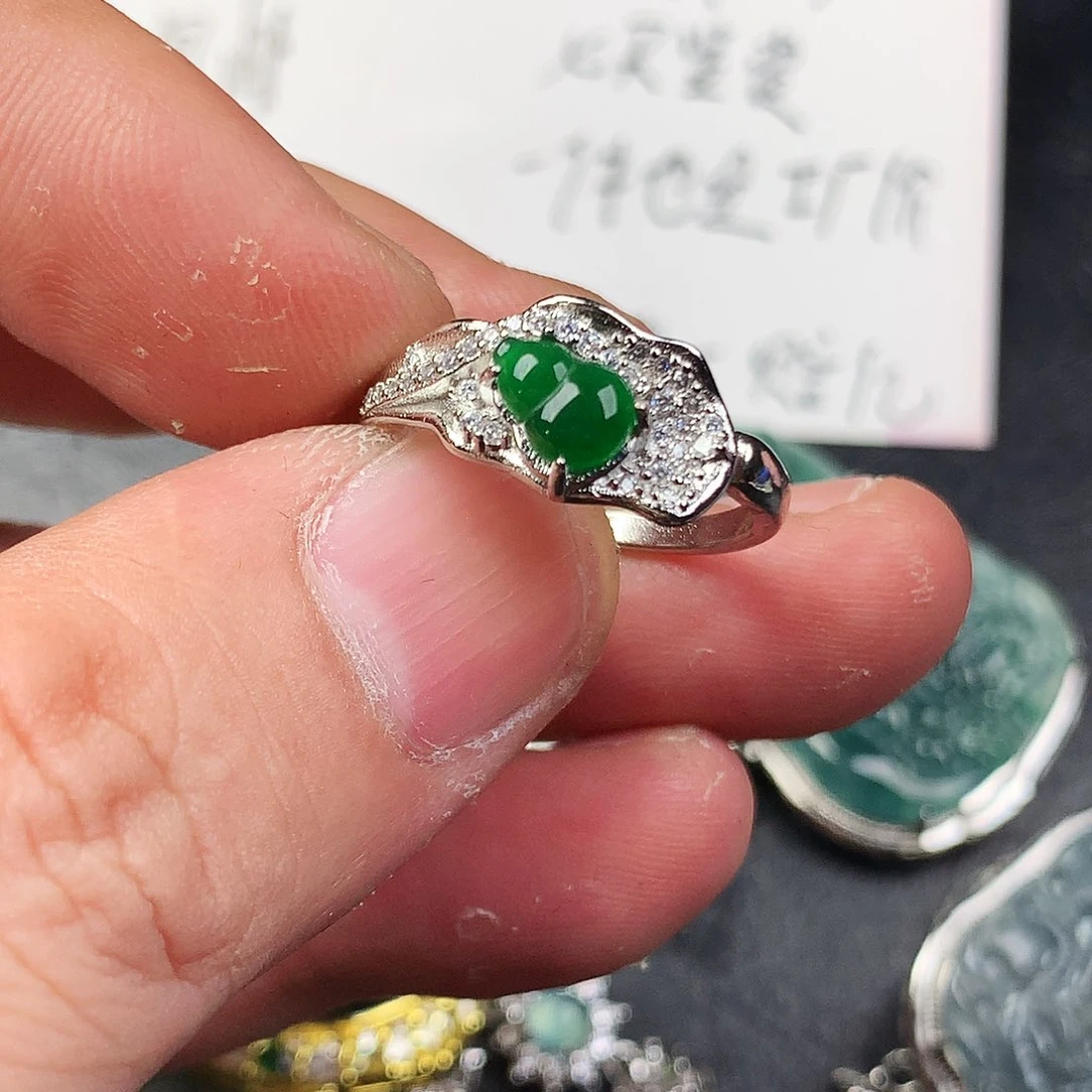 翡翠未镶嵌颈饰葫芦戒指