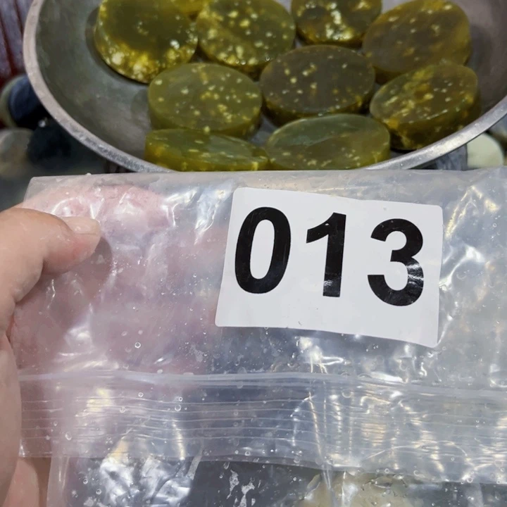 未镶嵌蛇纹石玉珠宝半成品