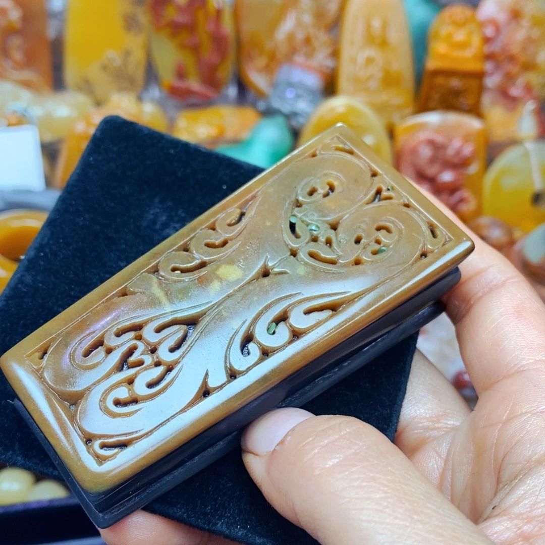 未镶嵌石英质玉（黄龙玉）颈饰