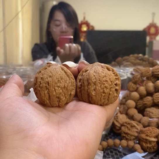 文玩核桃吊坠38绣球有白尖