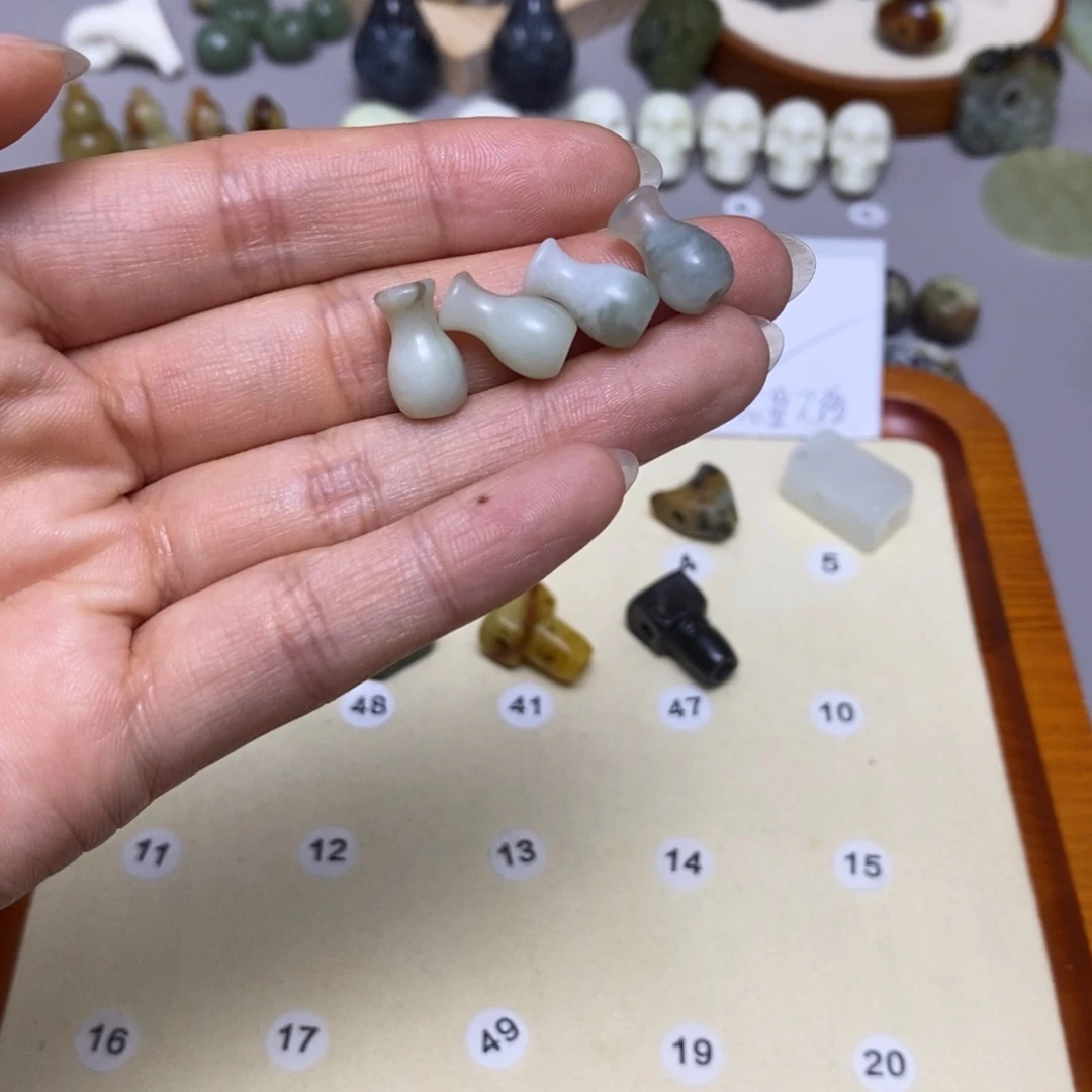 蛇纹石玉配饰合金吉**柳