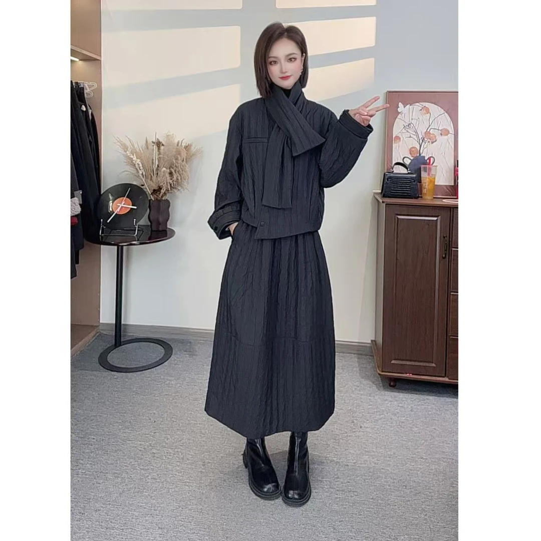 蔡小姐2025冬季新款【夹棉外套+围巾+夹棉裙子】竖条纹理感棉服套装