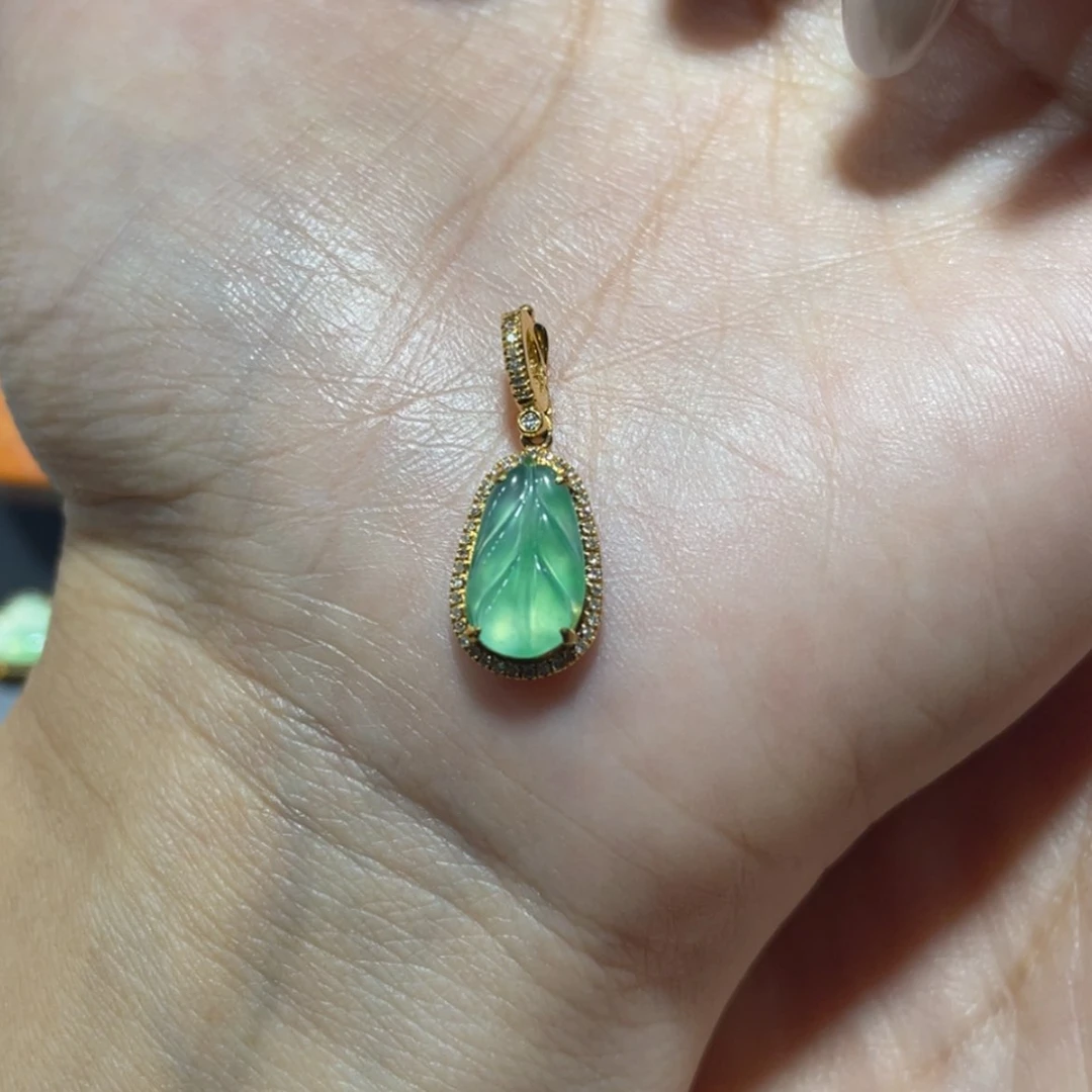 【闪购商品】颈饰18K金镶嵌翡翠
