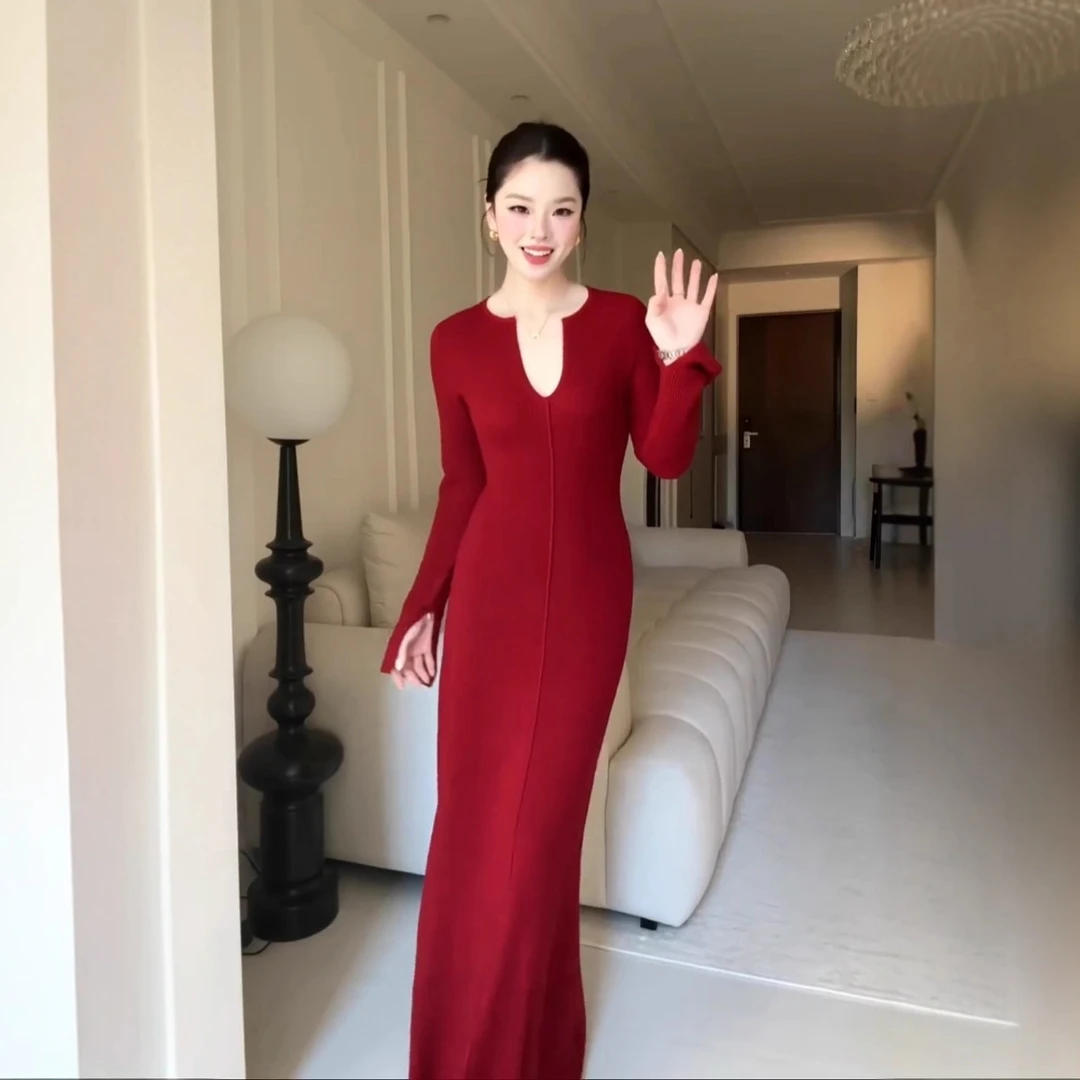法式御姐风纯色U领针织连衣裙女秋冬高级感修身显瘦气质包裹长裙