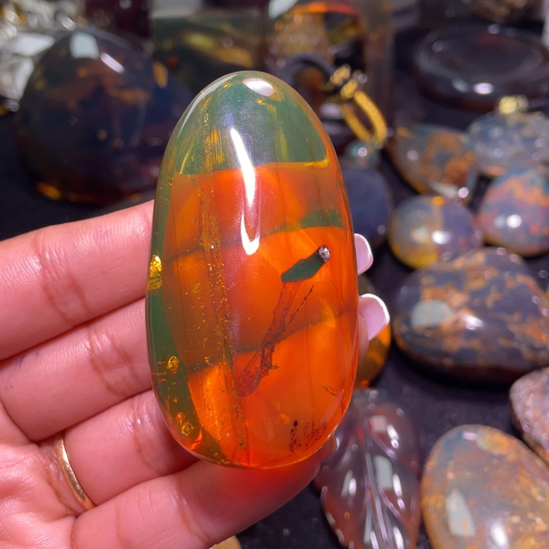 琥珀裸石未镶嵌？